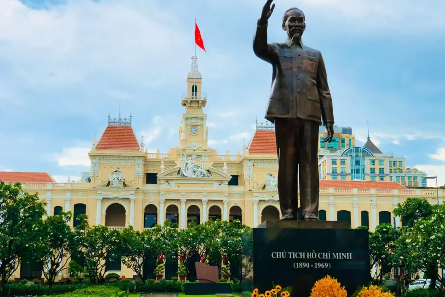 Le siège du Comité populaire de Ho Chi Minh-Ville - Statues et monuments