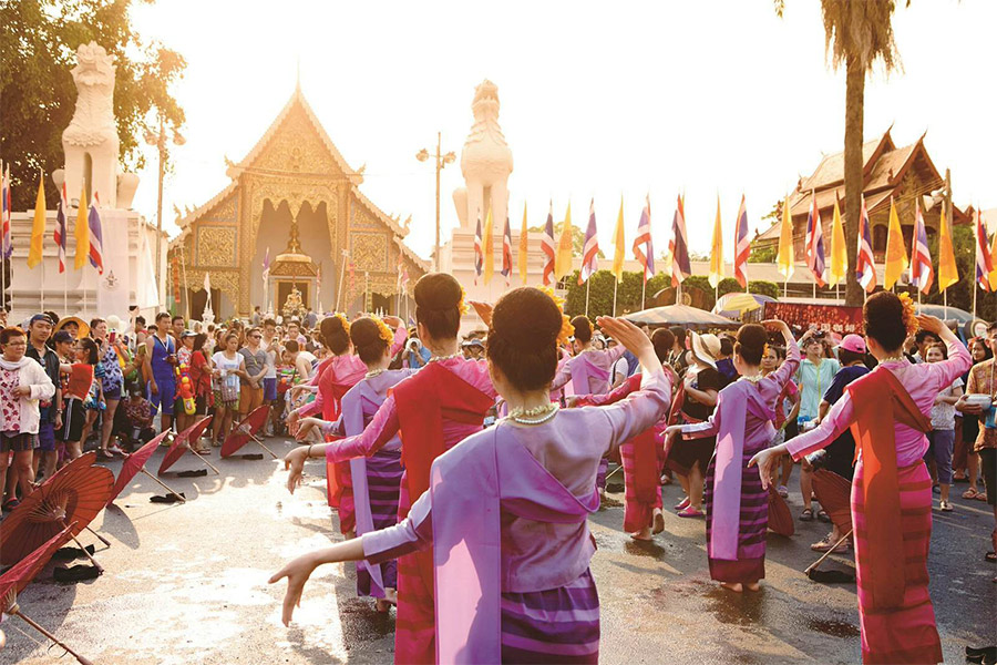 célébrer le Songkran en manière moderne et traditionnelle