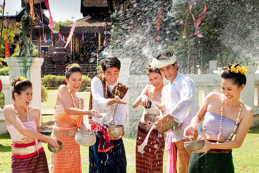 Manières moderne et traditionnel pour célébrer le Songkran en Thailande