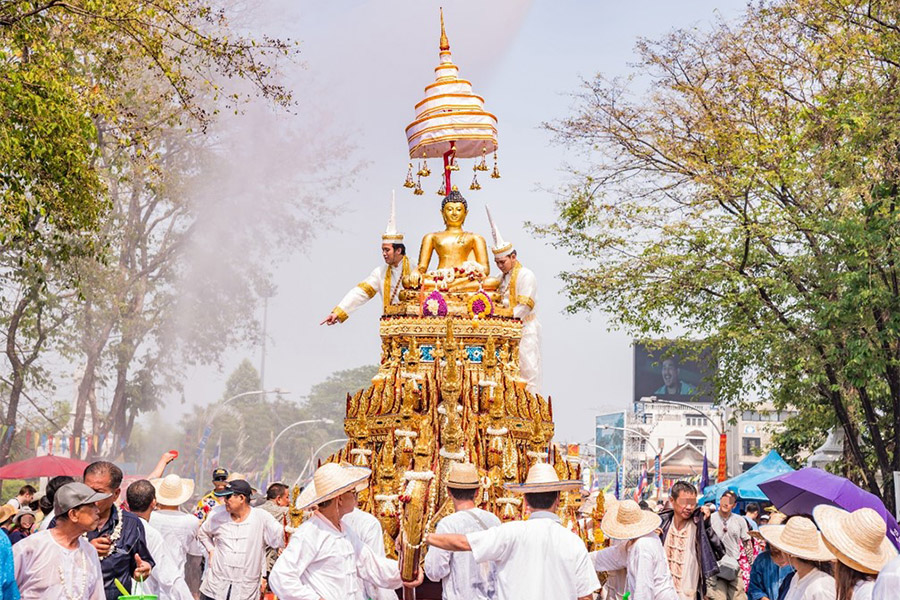 Le rituel du transport des statues de Bouddha le jour de l'An - le Songkran en manière traditionnelle