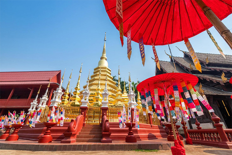 Les locaux célèbrent le Songkran en manière traditionnelle en visitant les pagodes