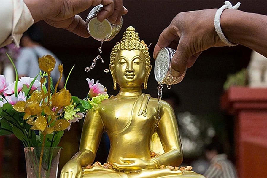 Rituel du bain de Bouddha en manière traditionnel de Songkran en Thailande