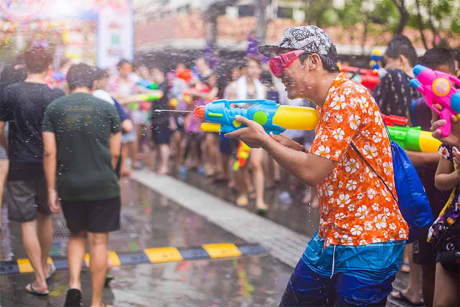 En manière moderne du Songkran - la fête de l'eau à Bangkok