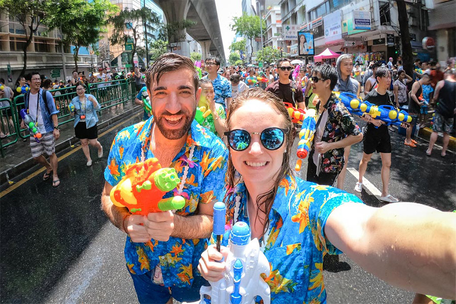 Fête de Songkran en manière moderne à Bangkok