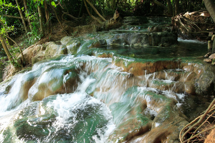 La source chaude de Thung Teao a un fort débit, vous vous sentirez massé par la nature