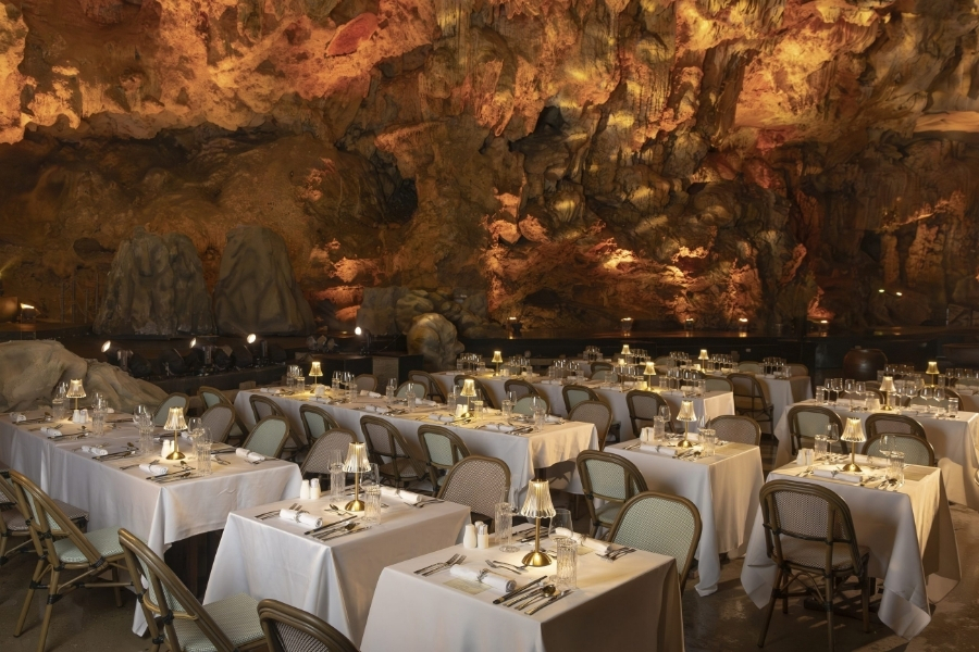  Espace de dîner luxueux et scène dans la Grotte du Dragon, une expérience unique parmi les spectacles vivants Vietnam.