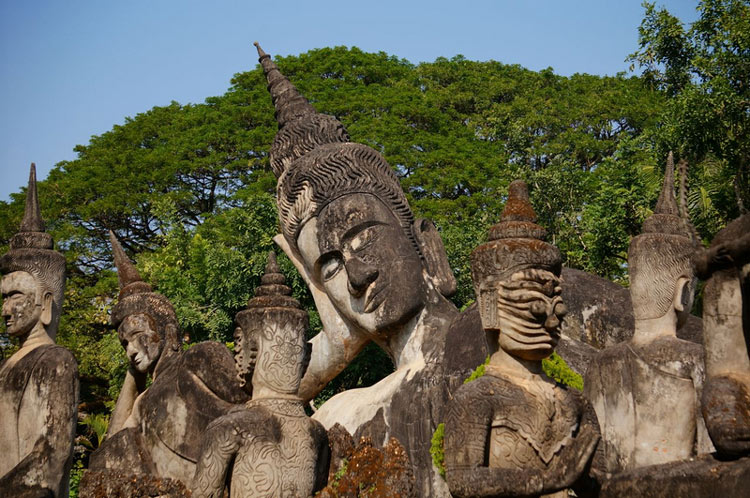 La statue du Bouddha couché dans le parc du Bouddha