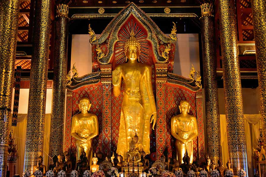 Statues au hall principal à Wat Chedi Luang