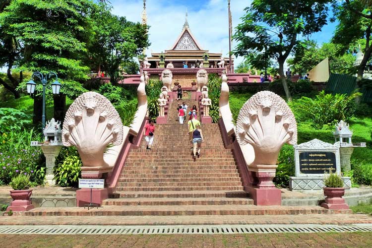 Wat Phnom à Stung Treng est considéré comme l'un des temples les plus sacrés au Cambodge