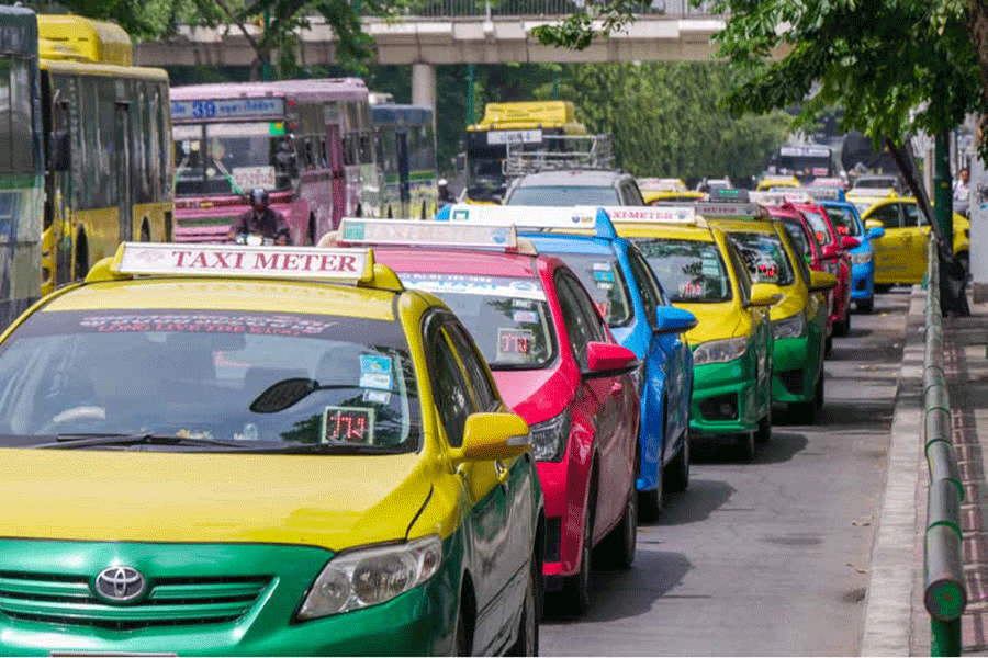 Vous pouvez choisir le taxi comme moyen de transport pour vous rendre à Prasat Ta Muen Thom
