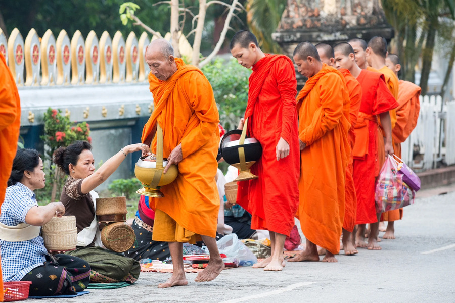 Les cérémonies de l’aumône à Luang Prabang, connues sous le nom de Tak Bat Luang Prabang