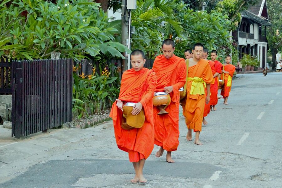  Le lever du soleil à Luang Prabang crée une atmosphère paisible et mystique