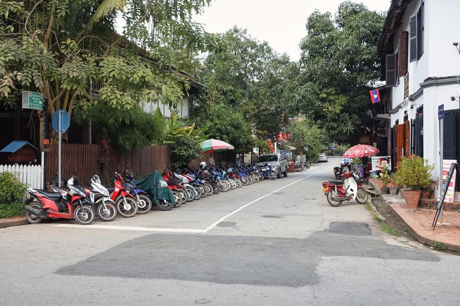 Sakkaline Road est idéale pour ceux qui souhaitent une ambiance plus paisible lors du Tak Bat Luang Prabang