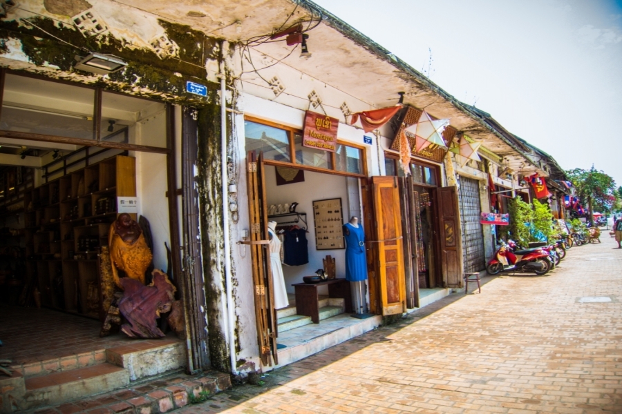 Sisavangvong Road est l’endroit le plus célèbre pour observer les cérémonies de l’aumône à Luang Prabang