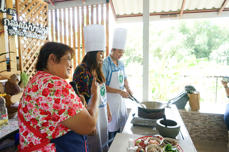 Un cours de cuisine local à Takhian Tia