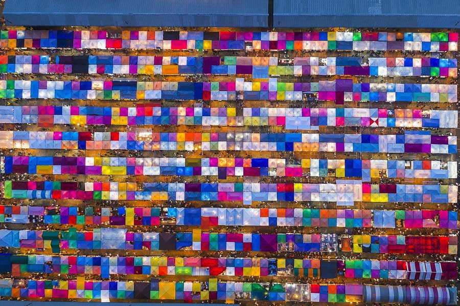 Talad Rod Fai vu d'en haut ressemble à des bandes colorées au cœur de Bangkok