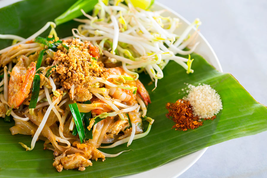 Le Pad Thai est le plat le plus célèbre, non seulement à Talad Rod Fai mais dans toute la Thaïlande.