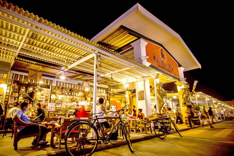 Talad Rod Fai est très animé la nuit, surtout le week-end