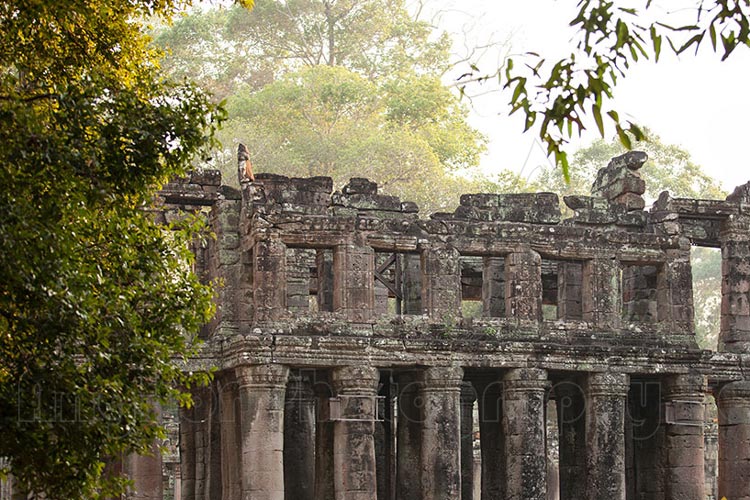 Le pavillon à deux étages a une architecture unique à Angkor