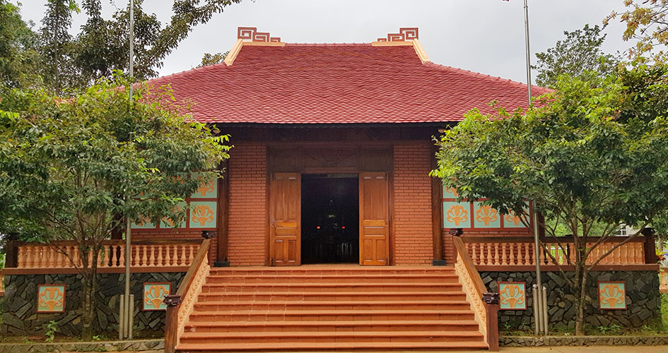 Temple de l'Oncle Ho au plateau de Van Hoa