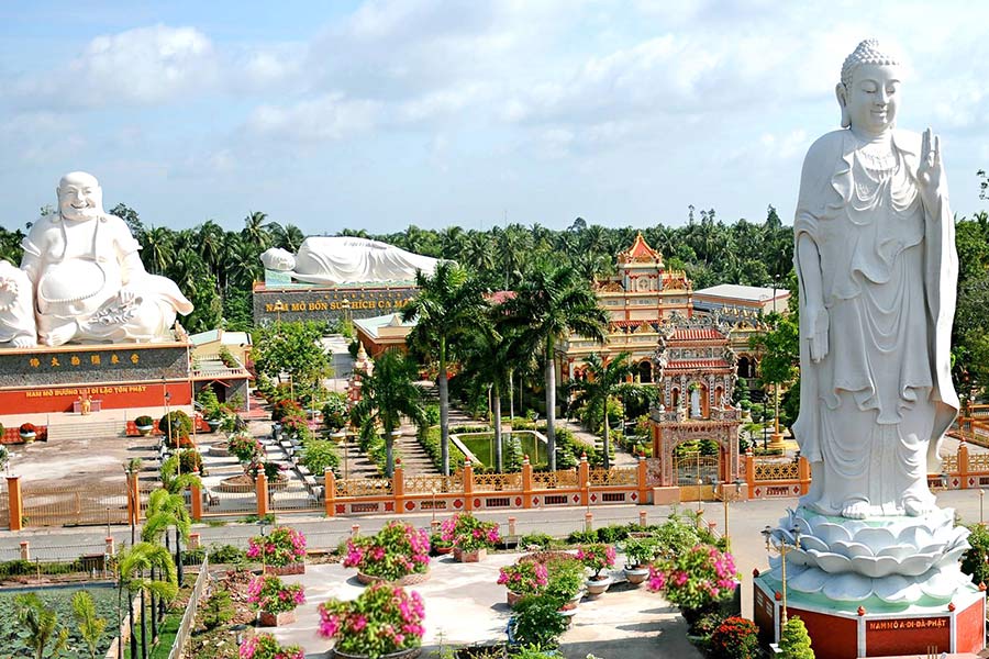 Trois statues monumentales au temple de Vinh Trang