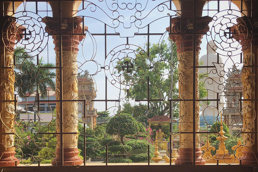 Des éléments d'architecture européenne au temple de Vinh Trang