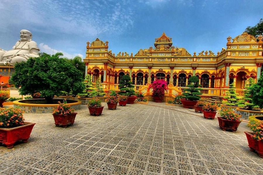 Cadre spacieux du temple de Vinh Trang