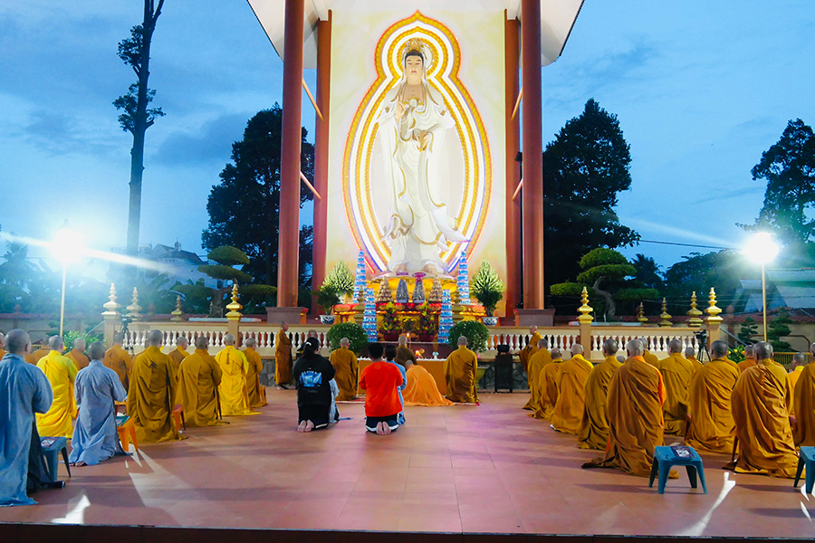Les cérémonies religieuses menées par les moines au temple