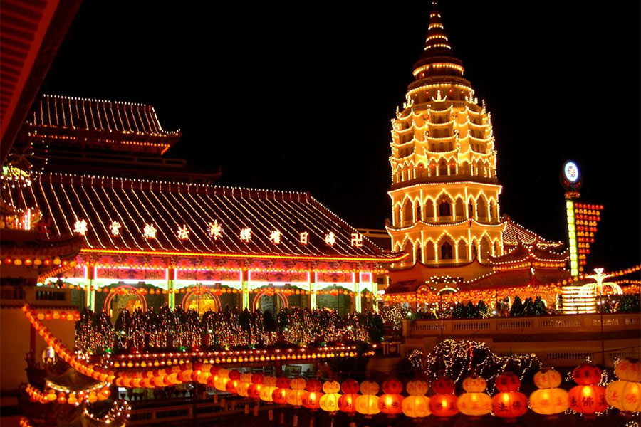 Le temple de Kek Lok Si est brillant dans la nuit