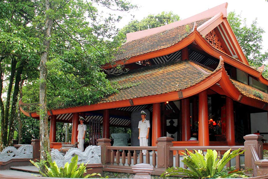 Temple de l'Oncle Ho au parc national  de Ba Vi