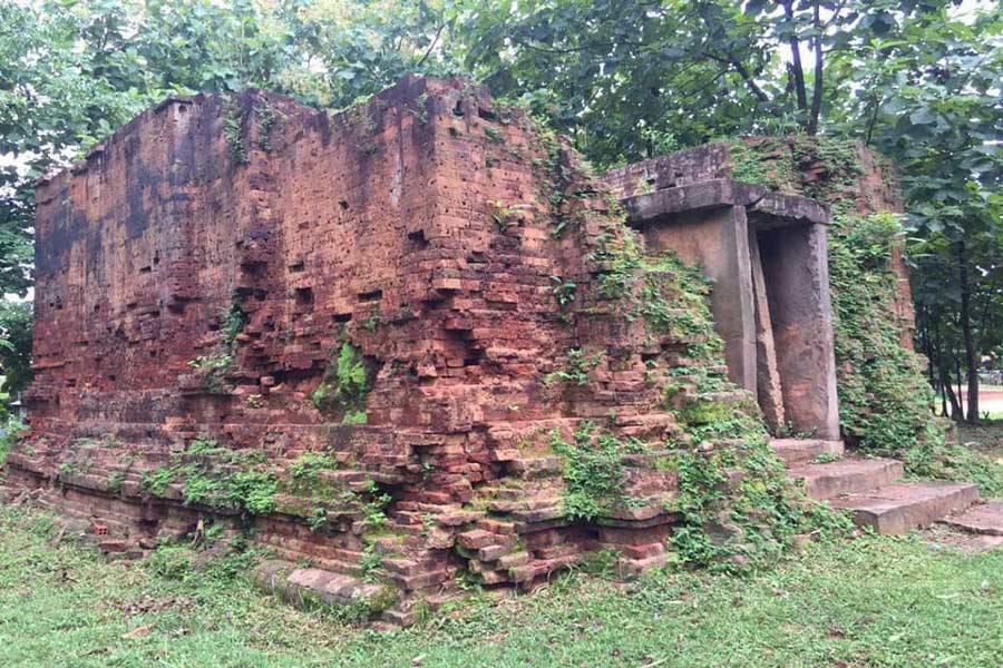 Le temple Preah Ko possède actuellement les vestiges d'un ancien temple vieux de plus de 1 000 ans