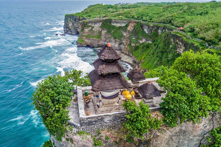 Temple d'Uluwatu se trouve sur la falaise de la pointe sud-ouest à Bali