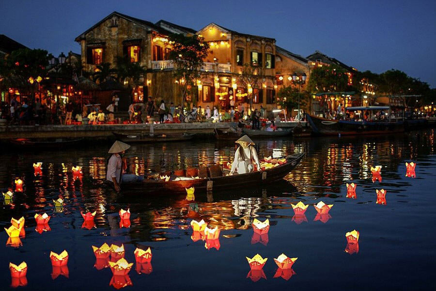 La nuit de pleine lune du premier mois lunaire, on lâchera des lanternes flottantes - Têt 2025 au Vietnam