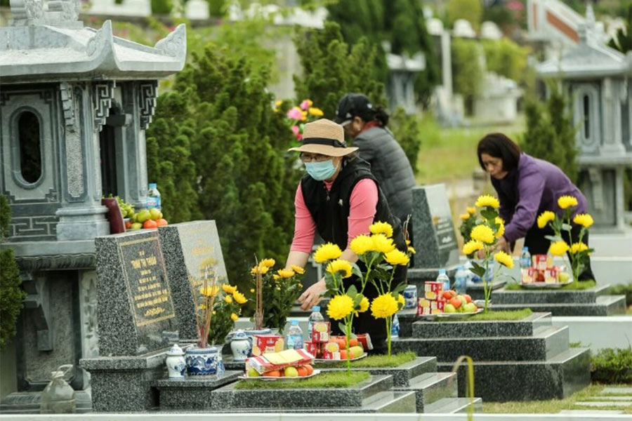 Les Vietnamiens visitent les tombes de leurs ancêtres pour montrer leur respect