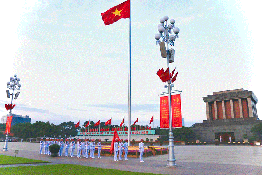 Cérémonie du drapeau au mausolée de Hô Chi Minh pour la fête nationale vietnamienne