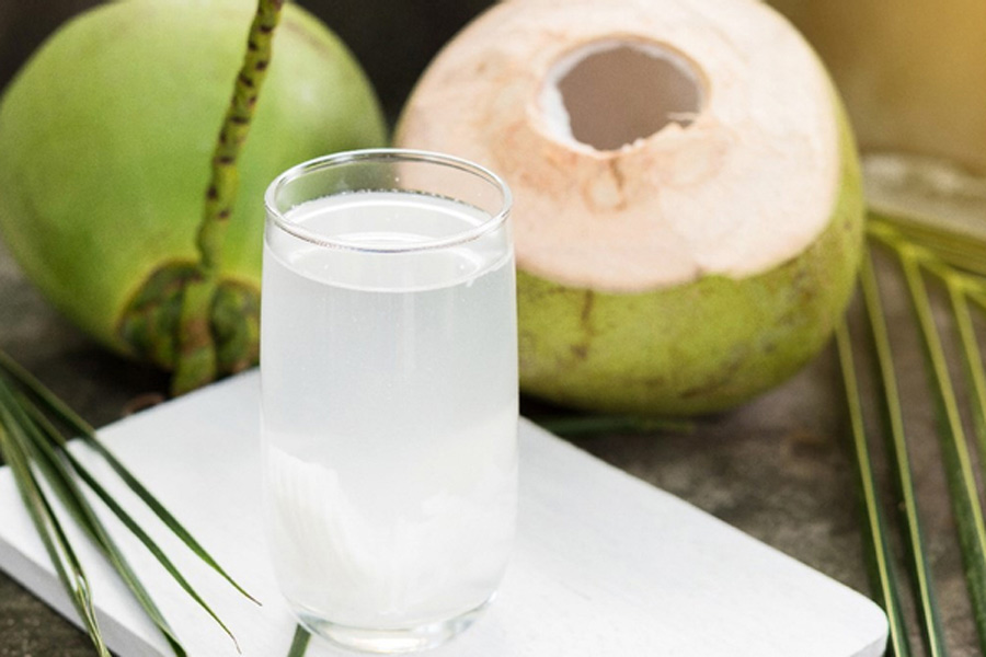 L'eau de coco est très populaire dans les rues de Thaïlande