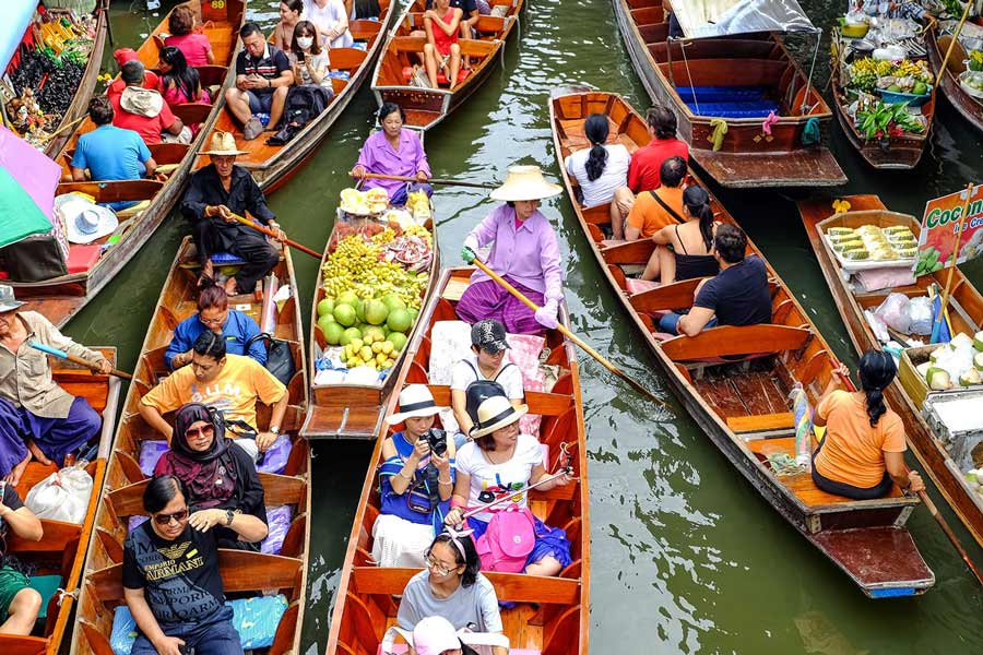 Plongez-vous dans la vie des gens du marché flottant de Damnoen Saduak