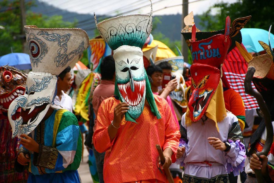 Costumes colorés et quelque peu effrayants du festival