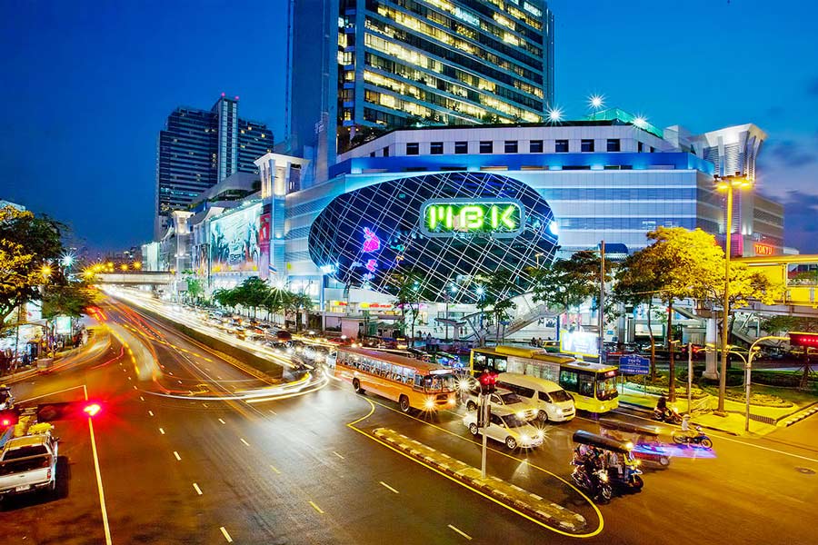 Rues lumineuses de Bangkok la nuit