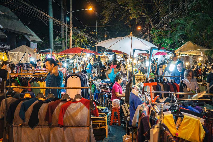 Marché de nuit bondé à Chiang Mai