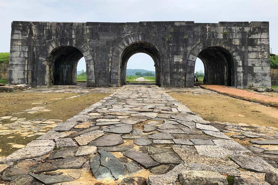 La Citadelle de la Dynastie Ho est une attraction célèbre à Thanh Hoa