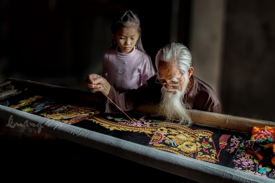 Les habitants de Van Lam préservent la broderie traditionnelle à travers de nombreuses générations
