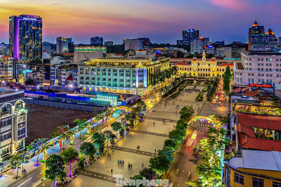 Panorama lumineux de Hô Chi Minh-Ville lors de la fête national