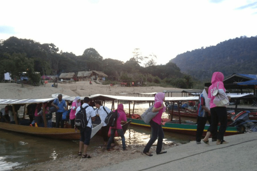 Le moyen de déplacement en bateau au parc national de Taman Negara