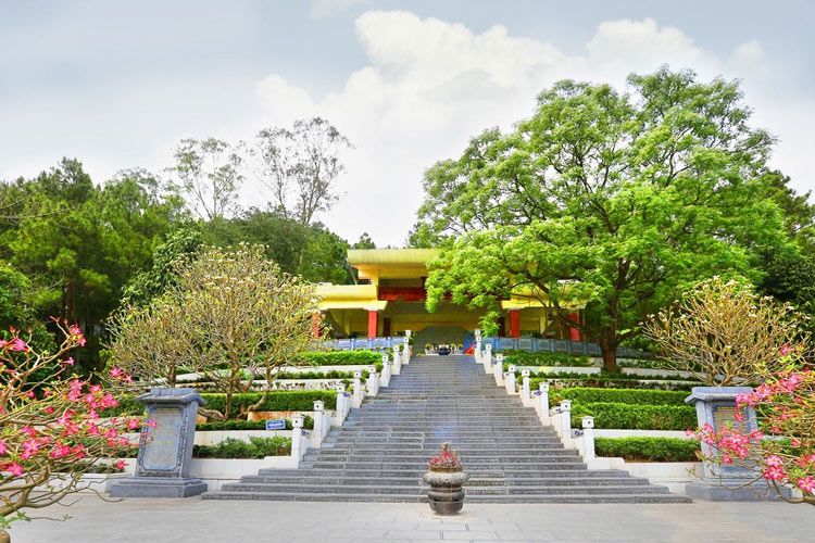 La tombe de Madame Hoang Thi Loan - mère de Monsieur le Président Ho Chi Minh