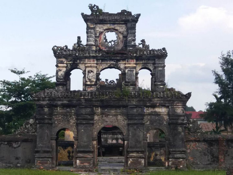 La simplicité architecturale du tombeau du roi Duc Duc 