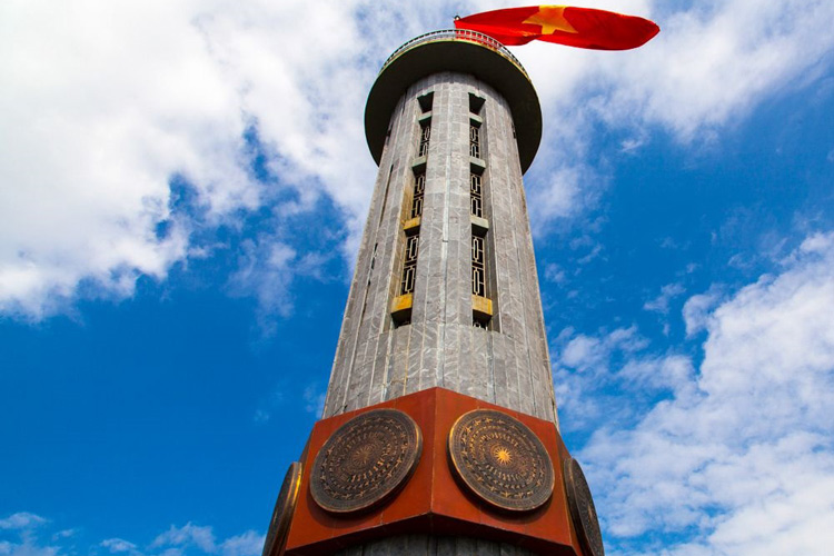 L'architecture de la tour du drapeau de Lung Cu 