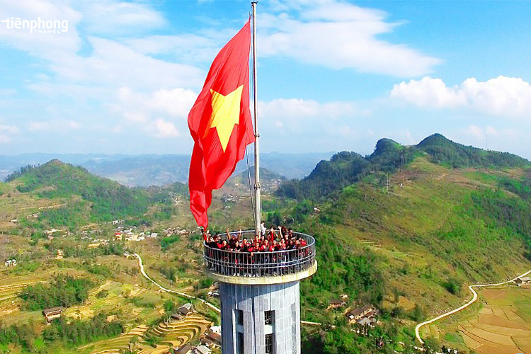 Le sommet de la tour du drapeau de Lung Cu 