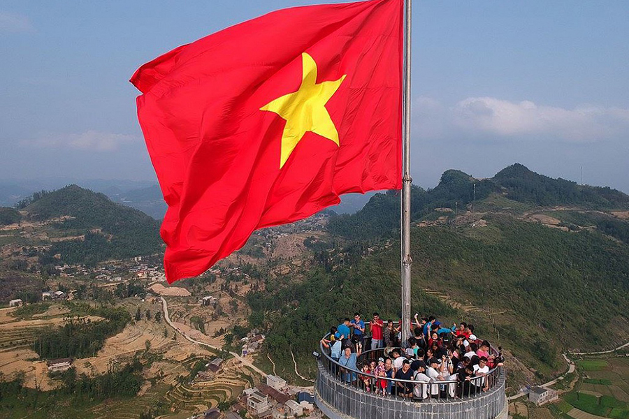 La tour du drapeau de Lung Cu attire de nombreux touristes en visite