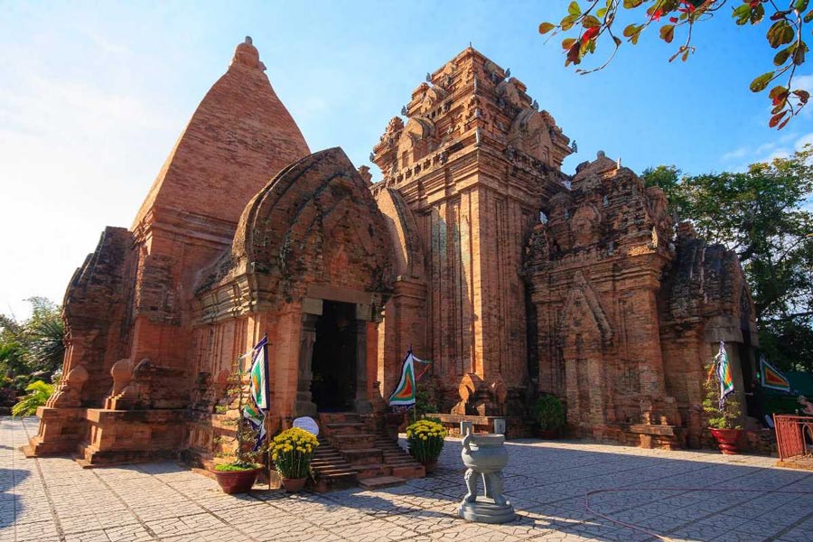 Tour de Po Nagar - Zone du temple et des tours (Kalan)